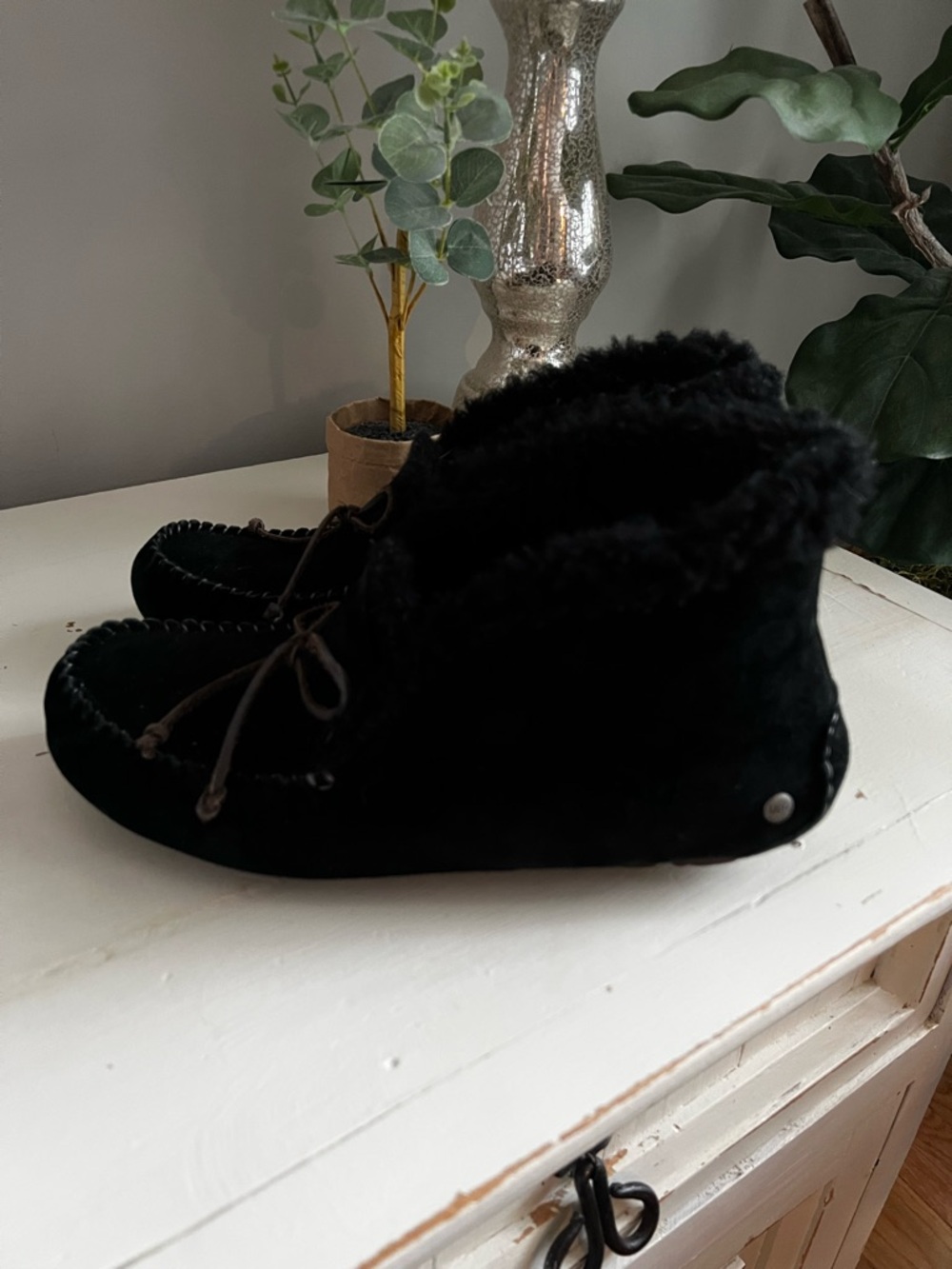 Sz 10 UGG Black Suede Shearling Moccasin Slippers - Picture 3 of 6